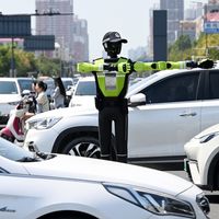 盖茨首次希望AI慢一点：万字长文里的“人类保留区”和“机器人税”，焦虑前先看这三件事