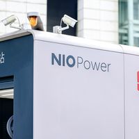 蔚来昨晚又把23座换电站“交给”了国资：单站成本从300万降到100万，换电这门生意的活法变了，犹豫买蔚来的人该重新算算这笔账