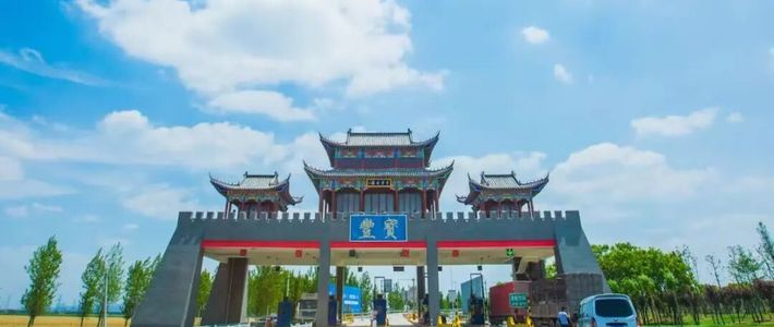 汾酒卖300亿，宝丰只卖10亿出头：这瓶金质名酒卖成口粮价，到底适合谁