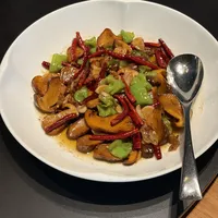 同一道见手青，有人说"赛过吃肉"，有人说"跟杏鲍菇没两样"：新荣记菌子季进入后半程，该这么点