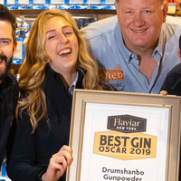 这瓶金酒把“世界”装进了景德镇白瓷里！
