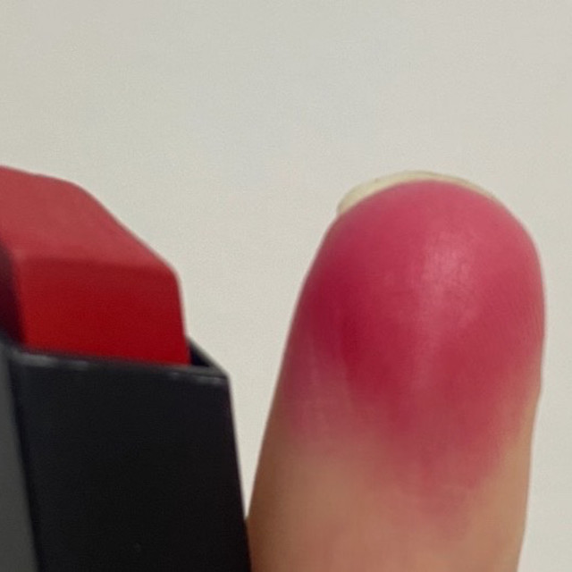 口红色号选择应实地试色