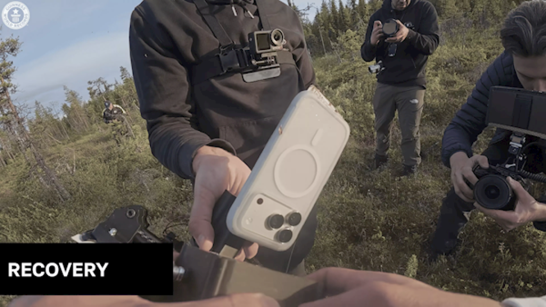 3万米高空抛下!套上保护壳的iPhone 17 Pro落地完好无损