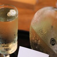茉莉花价从8元飙到50多元一斤，终端茶价却没动：今年的茉莉花茶，可能先“偷工减料”再涨价。我把灾损报道、茶商问答和三个平台的避坑帖翻完了，成本账、4个偷工信号、三档预算都整理好了