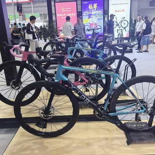 北京自行车展首日淋了雨、被吐槽“只有喜德盛一个大牌”：我把20多条现场报道翻完，还该不该去，看这三本账