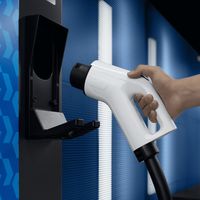 宝马把充电的牌桌，摆到了奔驰和问界中间：逸安启的800kW，你实际能用上几成？