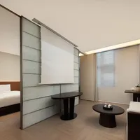 券说“不加价”，门店却在屏蔽国庆5天：国庆住亚朵的5条省钱路，我把两边措辞对了一遍