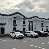 空调一晚实测6度电：这个夏天，拖挂房车的“用电焦虑”被评论区扒了出来，四条供电路线算完，答案不是堆电池