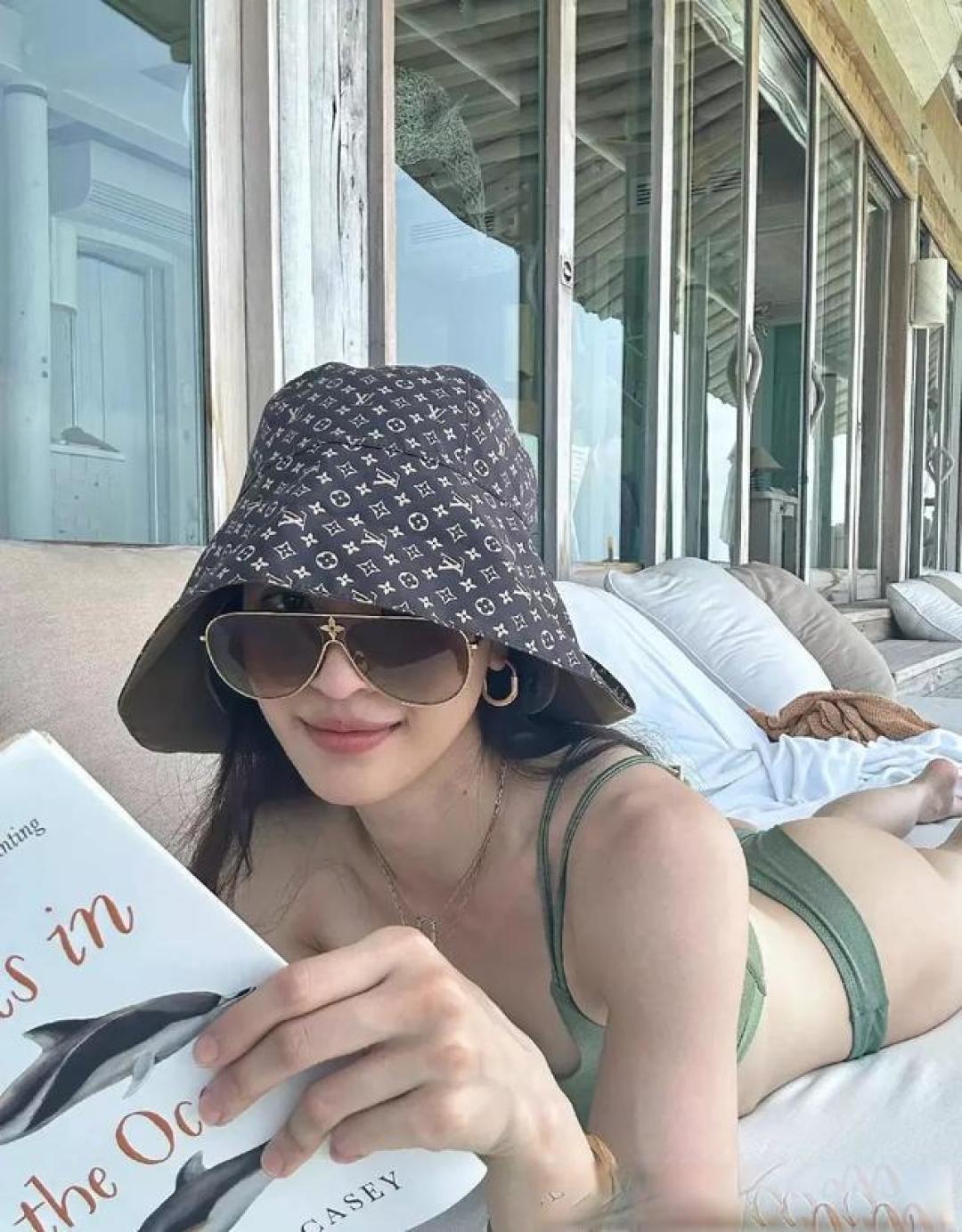 钟楚曦泳衣照爆火:比穿搭更吸睛的是她的健康美与松弛感