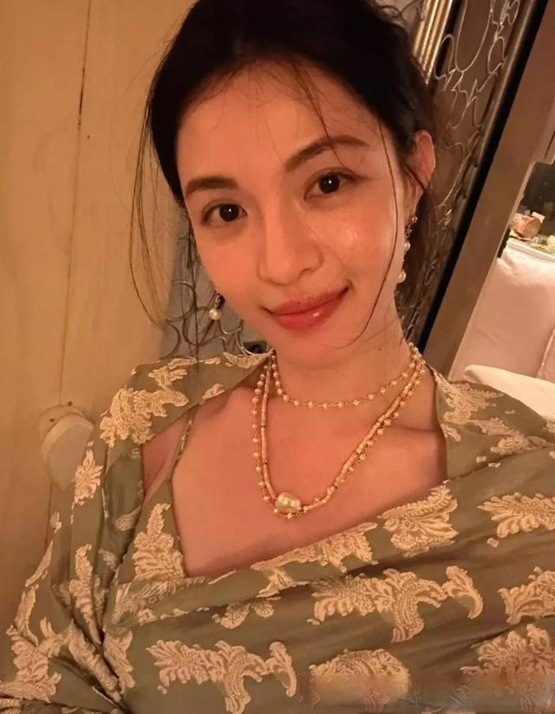 钟楚曦泳衣照爆火:比穿搭更吸睛的是她的健康美与松弛感