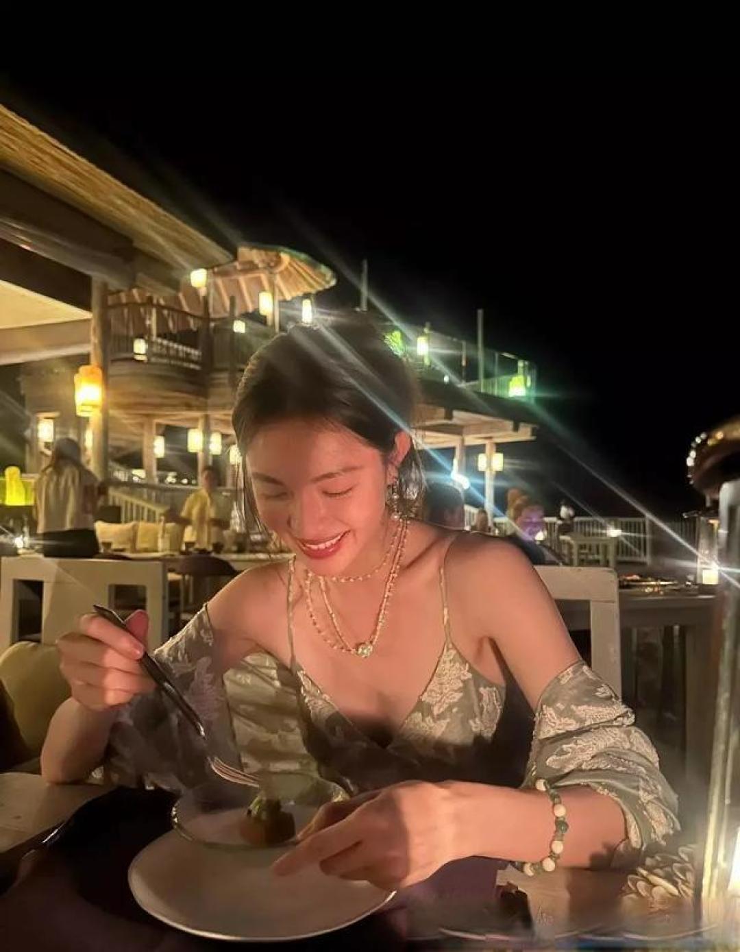 钟楚曦泳衣照爆火:比穿搭更吸睛的是她的健康美与松弛感