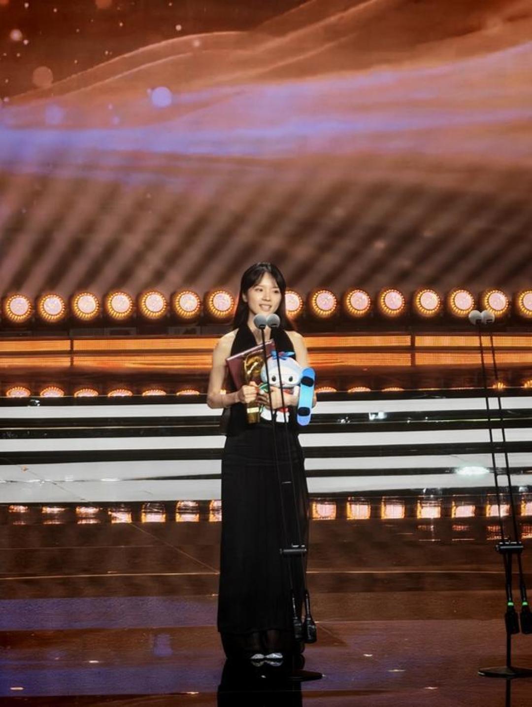 金鹿奖爆冷:影帝开出双黄蛋,00后新人首演即封后