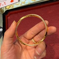金价一夜跌近3%，金店挂牌价却不会马上降：刚需买金饰的人，先算清这三笔账