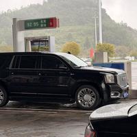 同机同底盘，都是5.7米的巨兽：育空和萨博班，差的其实就这3件事