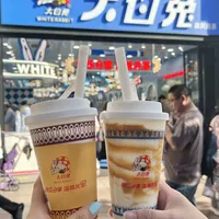 大白兔不再只收授权费：自己开奶茶店、自己做奶冰，这波情怀还值得买吗？