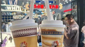 大白兔不再只收授权费：自己开奶茶店、自己做奶冰，这波情怀还值得买吗？