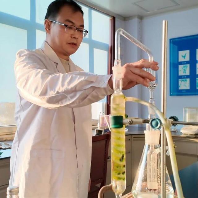 通化葡萄酒火了，但"通化"俩字不等于同一瓶酒：先分清酒厂、配料表和大桶，再下单
