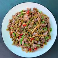 酸豆角炒鸡杂