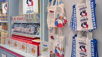 大白兔门店三成顾客是老外：奶糖、奶茶、购物袋都被带走，这份