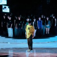 59岁陈小春发新歌《人一个》，歌词被中年人借去发朋友圈：哪个版本值得听、哪几站能蹲现场，一次说清