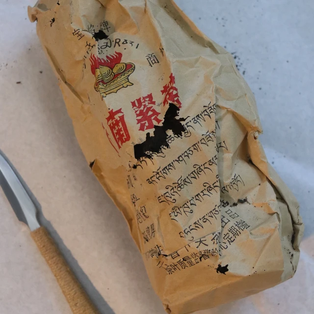 下关沱硬得像石头，官方老办法居然是“先蒸再撬”：为什么老茶客都说千万别蒸？