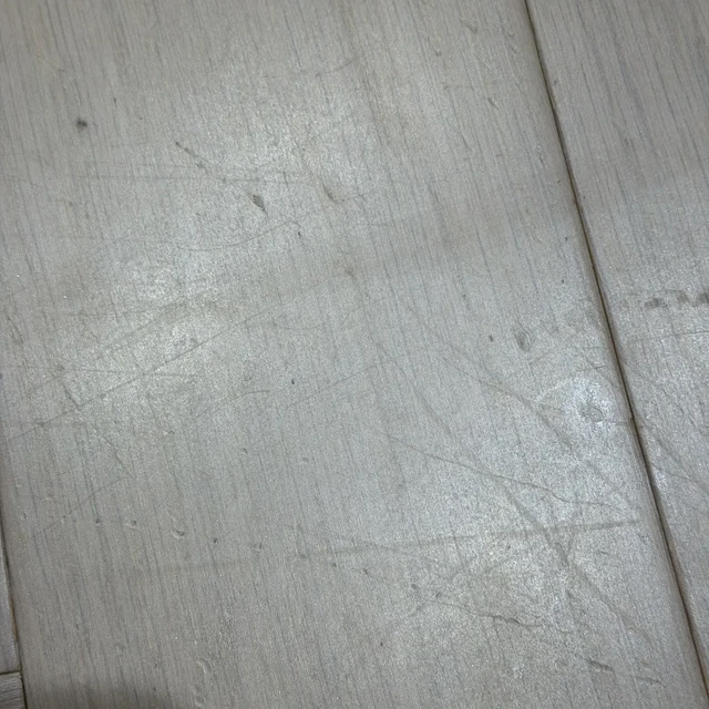 追觅基站渗水泡了木地板，官方补偿两盒拖布：我翻完近三年扫地机伤地板案例，预防措施和索赔路径都在这