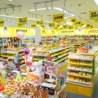 零食店的低价真相：一边是情绪解药，一边是加盟商的陷阱