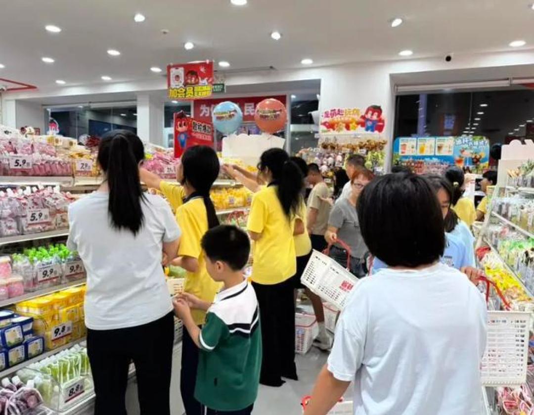 零食店的低价真相:一边是情绪解药,一边是加盟商的陷阱