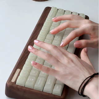 磁轴键盘集体卷起灯箱：换透明键帽前，先搞清楚发黄的是键帽还是轴体