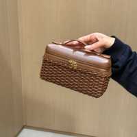 Loro Piana 涨价涨到 2.6 万，配货却没了：飞一趟釜山省 5500，这笔账到底怎么算