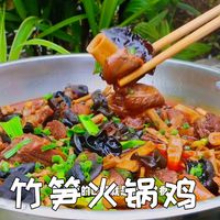 在家做火锅鸡很简单，麻辣鲜香吃起来真过瘾
