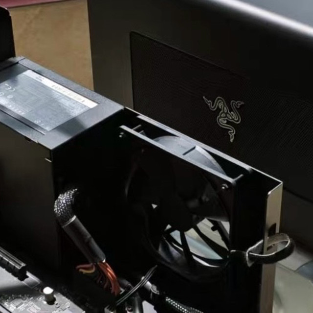 闲鱼惊现雷蛇Core X，雷电3显卡扩展坞，650块轻薄本秒变游戏机？