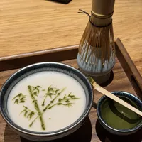 一半人在场馆里排队体验点茶，一半人说这就是拍照税：对完1.2万吨抹茶产业报告、9城体验账单和约120篇全网帖，3条路线、4档装备预算、5条红线一次给全