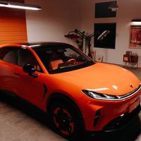 72小时破3万、同期仍亏近20亿：极狐T7这张13.78万的越级牌，从哪省、靠什么赚