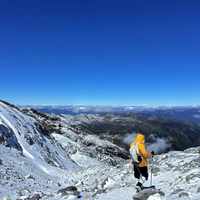 爆火“第一座雪山”清单里全是羽绒服，真正拦滑坠的3件装备却没人出现在评论区