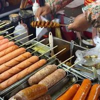 夜市规则今夏被改写：武隆106个摊位移摇号、南京免摊位费，炸串开始分两个价位带