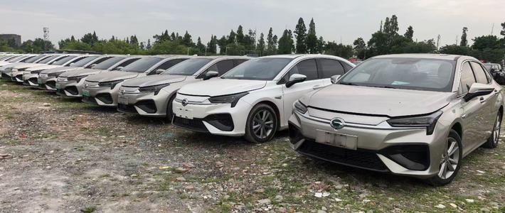 恒驰5清盘起拍约4万、高合HiPhi X十三四万甩卖：85万辆“孤儿车”涌入二手市场，三种便宜只有这种能捡