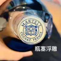 家里翻出一瓶放了多年的马爹利：过期吗、值多少、怎么开？先看这三处再处理