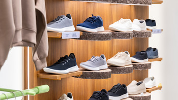 总部「弃鞋去做AI」的Allbirds，正在中国疯狂上新：8月单月官宣至少6条新鞋线，百丽版已经认不出来了