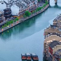 2800座古镇，一半是空城：大庸古城4年亏掉10.8亿，另一条老街出租率超98%——活与死的差别不在“像不像古镇”