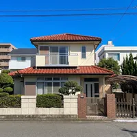 一户建刷屏的这几天,全网都在替野原广志算另一笔账:32年房贷只是入场券,单程一个半小时才是大头