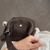 包王榜榜首换了最轻的那只：翻完十几条"自重"吐槽帖，早秋换百搭包先看克数，再看美拉德棕