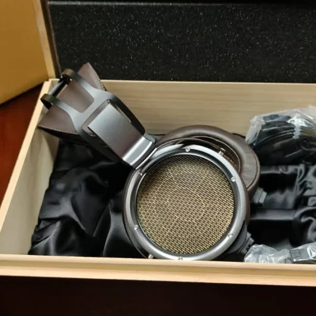 STAX X9000 上市近5年，最吵的争议不是耳机本身：全网玩家都在跟自家T8000较劲，直推、外接前级还是第三方，差价够买一副入门静电