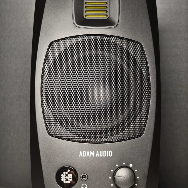 KRK黄盆还是JBL、ADAM：入门监听音箱先别比声音，比谁更经得起倒相孔