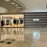 杰尼亚在华要关约10家店：前滩撤了、国贸缩了、新店却在开——入秋下单前，先查你常去那家还在不在