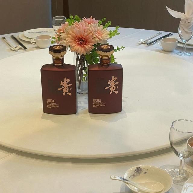 12.7元/斤的拍卖槌落下时，贵酒花20亿新酒厂开了张：你这瓶口粮酱酒，更稳了还是更险了？