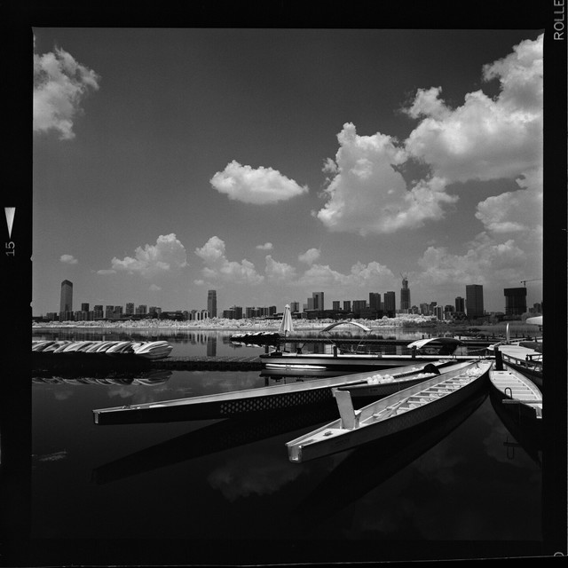 35元的航空卷，被玩成了红外胶片的"口粮卷"：Aviphot Pan200对打Rollei IR400，曝光参数和显影配方都替你核好了