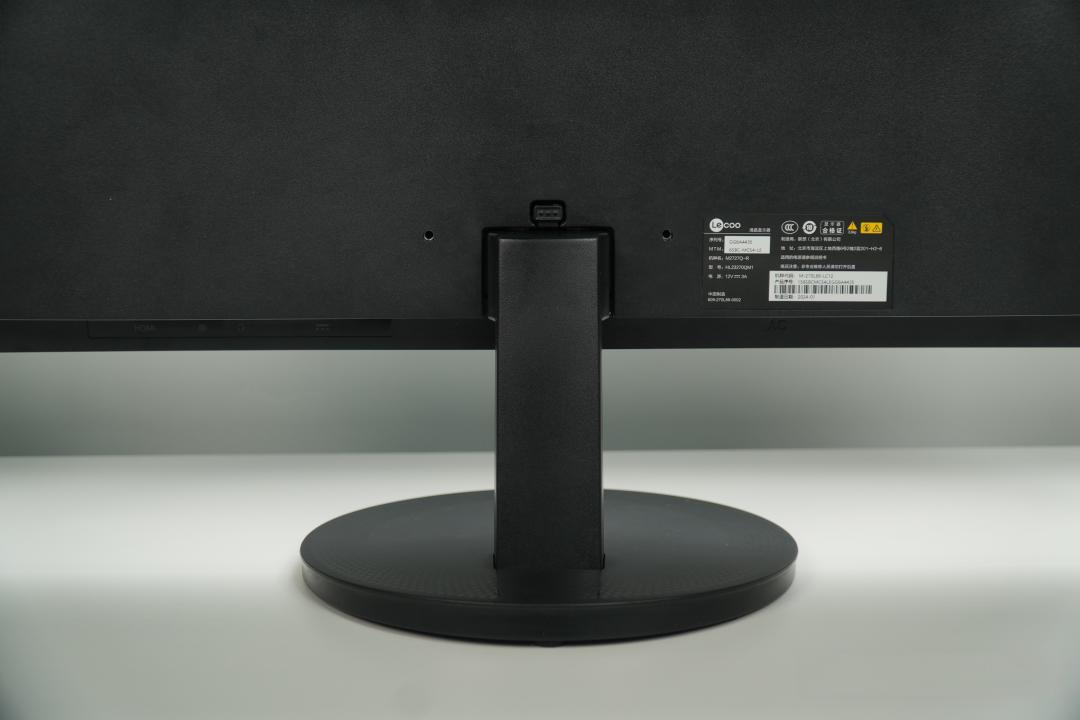 显示器越做越大非要换桌？搞懂视距用对支架小桌面也能配大屏