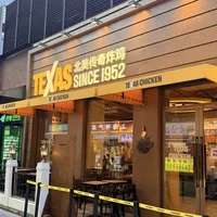 德克圣堂炸鸡上海首店开业，单块15.9元排队两小时招牌产品却未引进