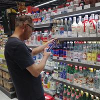 白酒中报数据刺眼，泸州老窖单季净利暴跌近80%，黄金时代真翻篇了